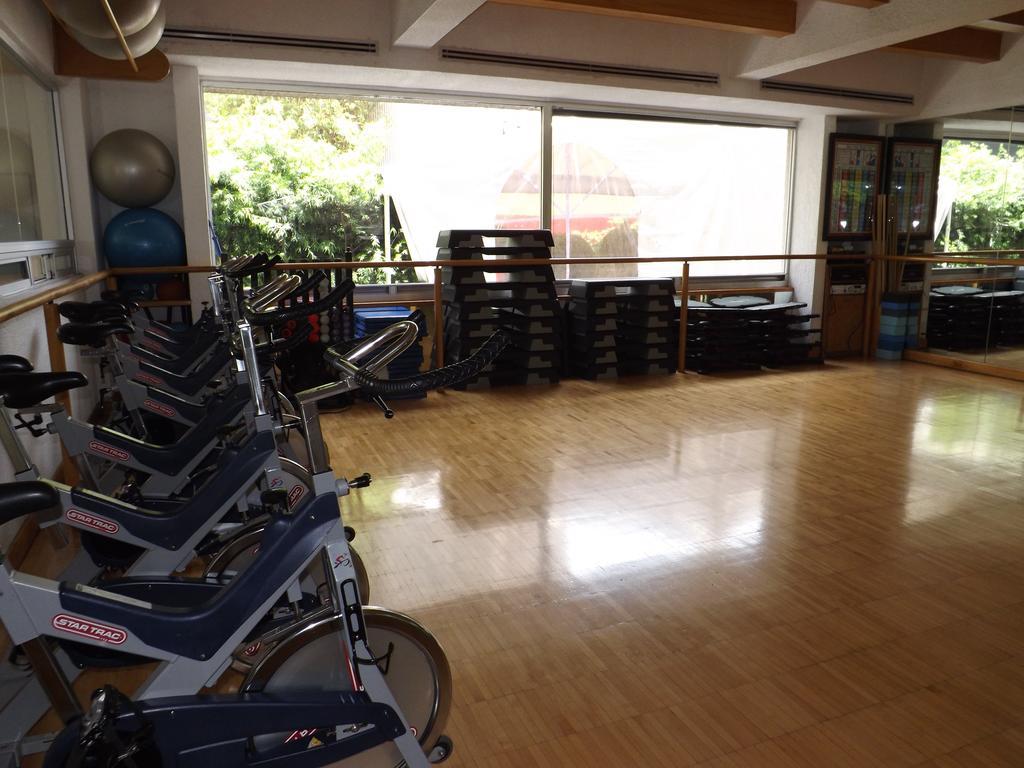 Hotel Royal Pedregal Mexiko-Stadt Exterior foto The gym at the school